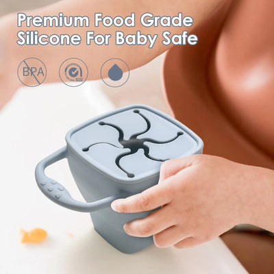 طقم أطباق سيليكون خالية من مادة BPA للأطفال مع أكواب وجبات خفيفة وطبق شفط للأطفال غير قابل للانزلاق ومقبض خشبي وملعقة سيليكون ومرايل وأدوات مائدة لإطعام الأطفال