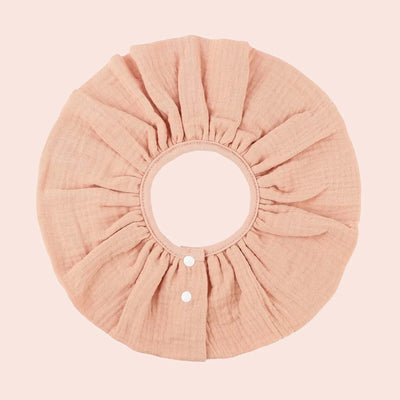 Insular baby bib in soft peach cotton, absorbent and breathable, perfect for infants 0-1 year, floral design.