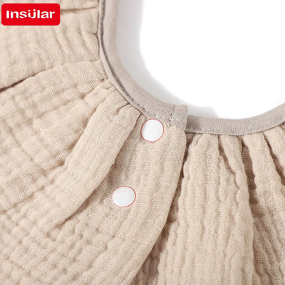 Insular absorbent baby bib detail, showcasing soft cotton fabric and snap buttons for easy fastening.