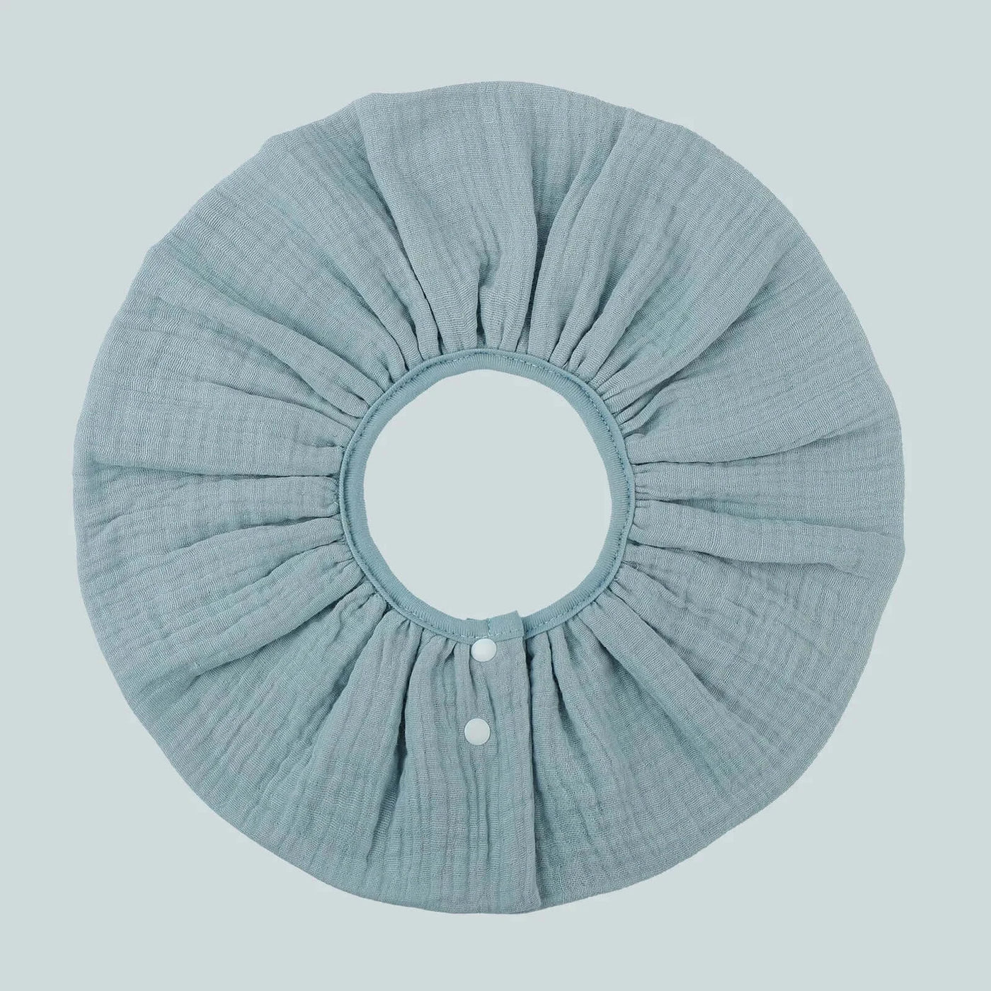 INSULAR baby bib in soft blue, made from breathable cotton gauze, perfect for infants 0-1 year, skin-friendly and washable.