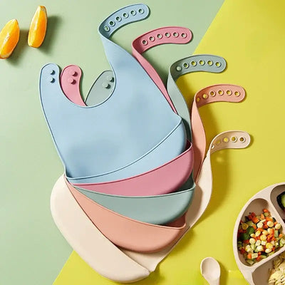 Set of adjustable waterproof baby bibs in soft silicone, perfect for preventing drooling and spills during mealtime.