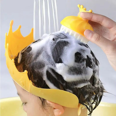 Baby shampoo cap with soft comb, protecting eyes while washing hair during bath time, suitable for kids aged 1-3.